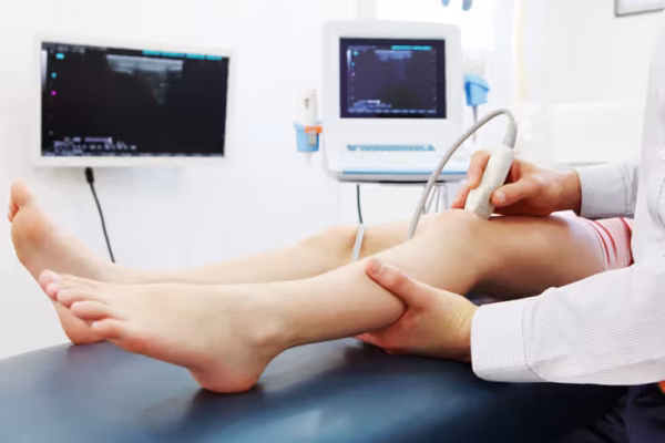 doppler-ultrasound-exam-of-an-arm-or-leg_thumb doppler-ultrasound-exam-of-an-arm-or-leg_thumb